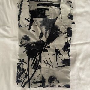 Used Banana Republic men’s short sleeves black and white shirt